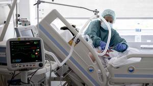 Salut reporta la mort d’un jove d’entre 20 i 29 anys per Covid