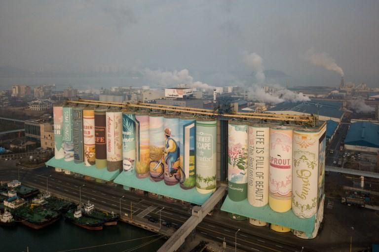 Un mural, considerado el más grande del mundo por Guinnes Wolrd Records, es instalado en un silo de grano en el puerto de Incheon, al oeste de Seúl. - Según el Korea Times, el gobierno de la ciudad de Incheon y las autoridades portuarias contrataron a 22 artistas y gastaron 487.000 dolares en el proyecto, que empezó en enero de este año. 19 de diciembre de 2018. Photo by Ed JONES / AFP