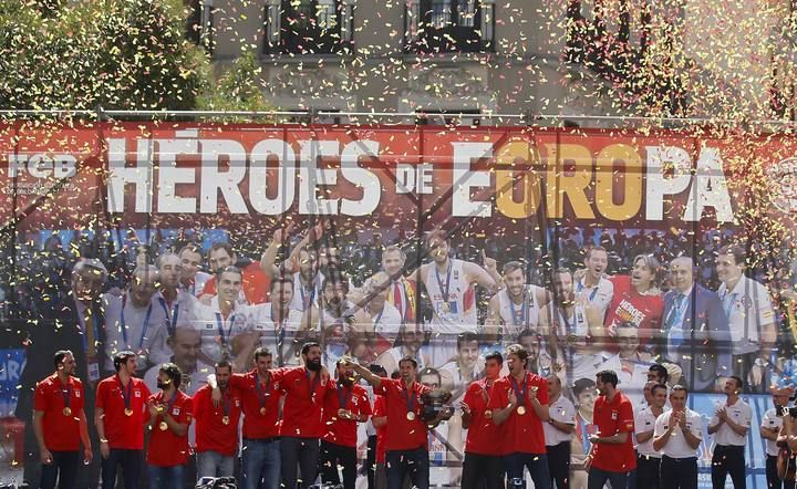 Spain's basketball team celebrates with fans the day after winning their EuroBasket 2015 final, during a ceremony in central Madrid, Spain