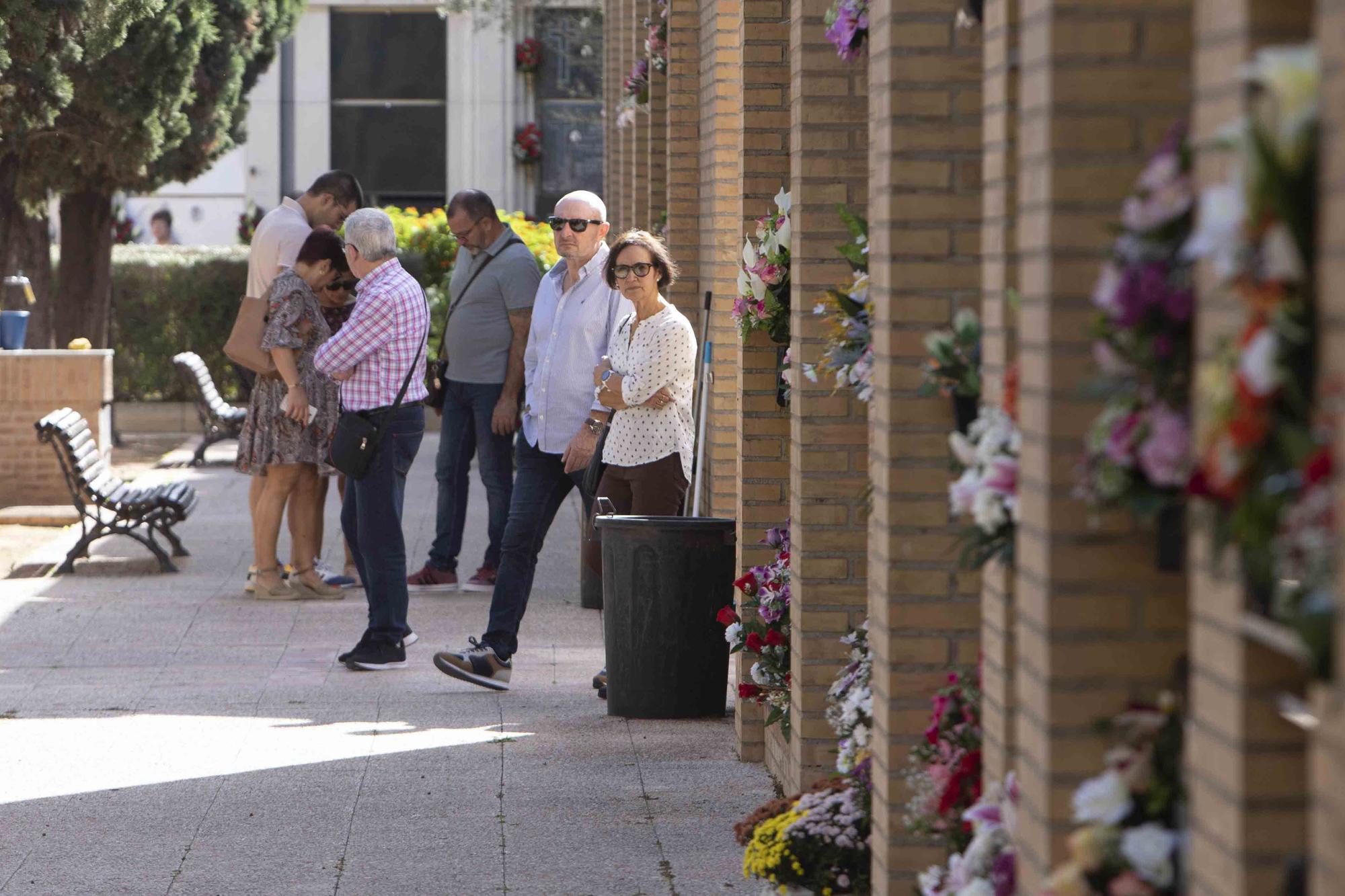 Día de Todos los Santos en el cementerio municipal de Alzira