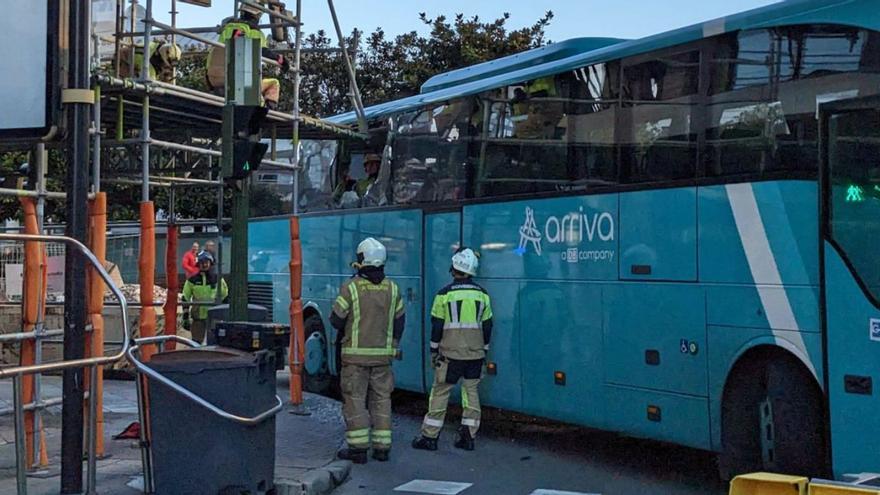 El vehículo impactado contra el andamio en Juana de Vega.   | //LOC