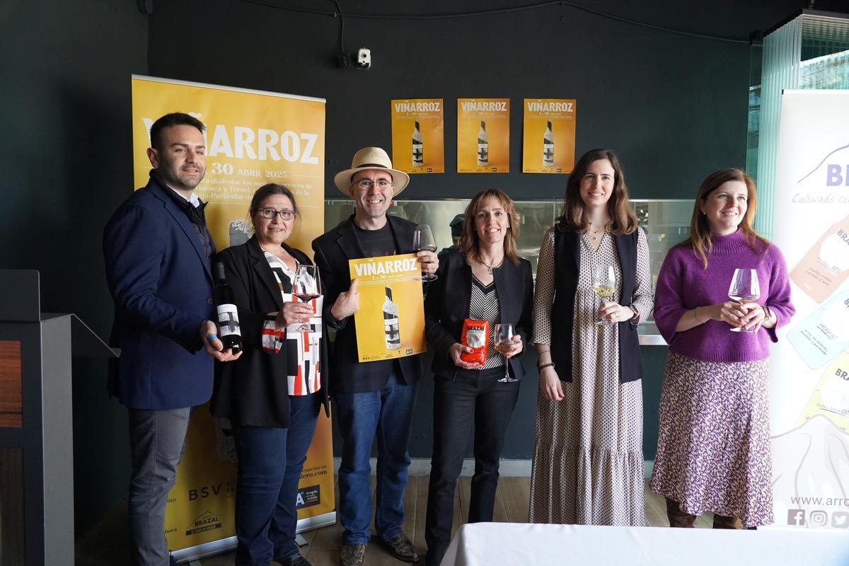 Javier Domeque, responsable de Márqueting de Bodegas San Valero, Sara Morales, tiente alcalde de Cariñena, y el influencer gastronómico, Sezar Blue, entre otros, participaron en la presentación del Viñarroz.