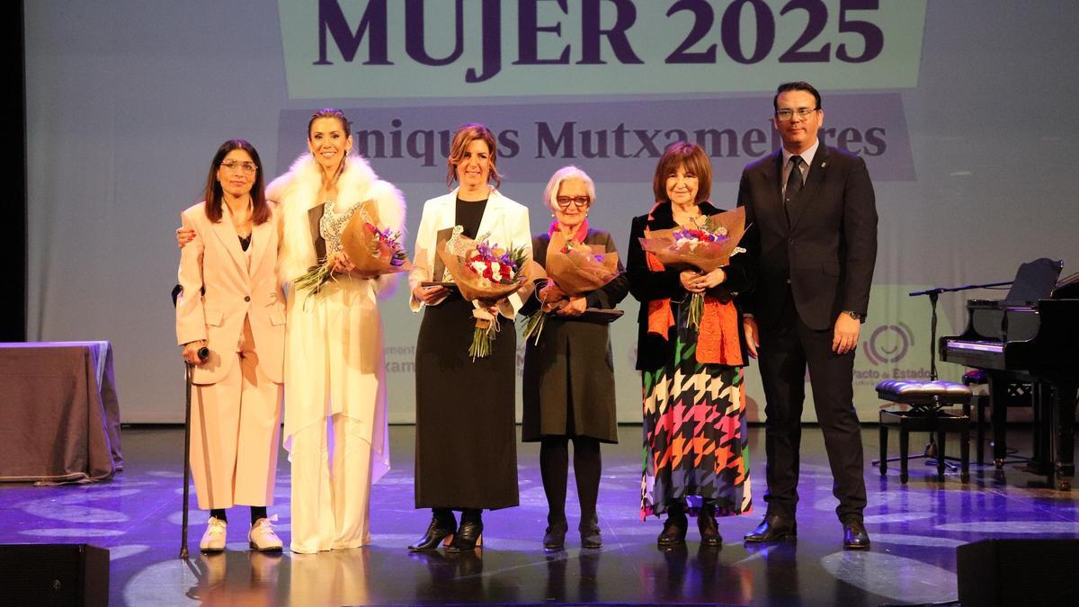 Las premiadas, entre la edil de Igualdad y el alcalde