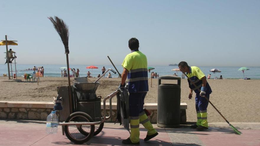 Trabajadores de Limasa trabajando en la limpieza de calles