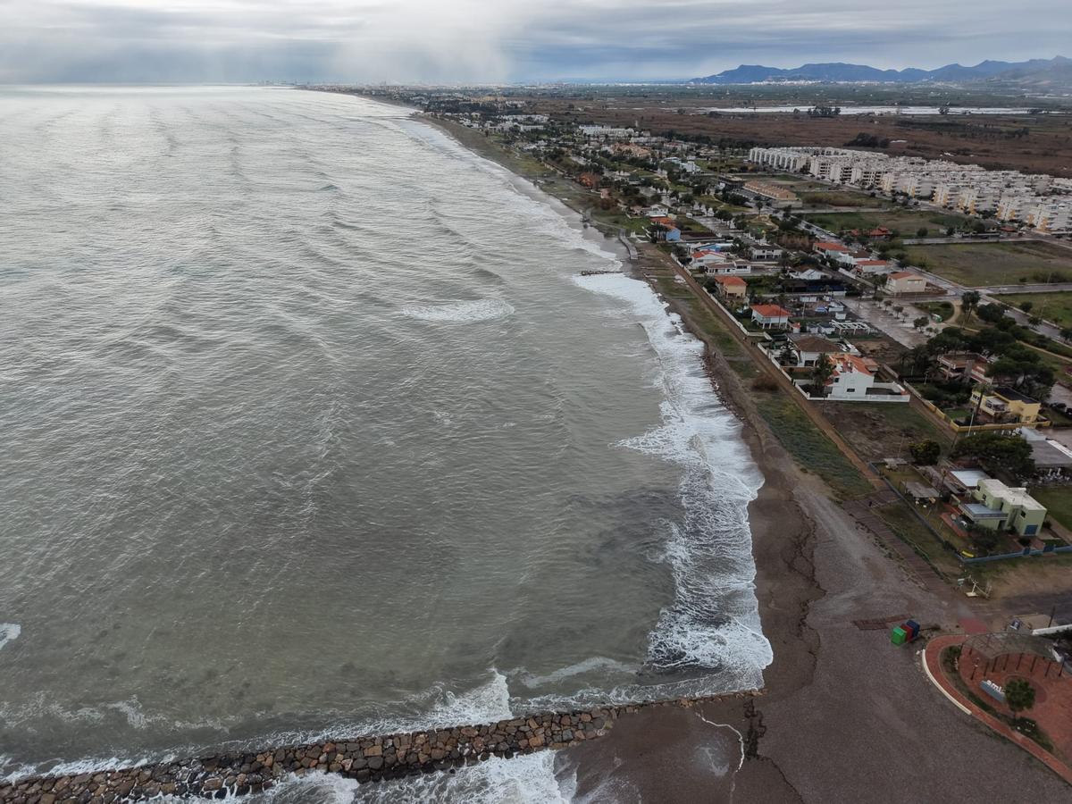 Si bien es cierto que el pequeño espigón construido hace apenas unas semanas ha cumplido con la función para la que fue diseñado, el resto del tramo afectado no ha corrido la misma suerte.