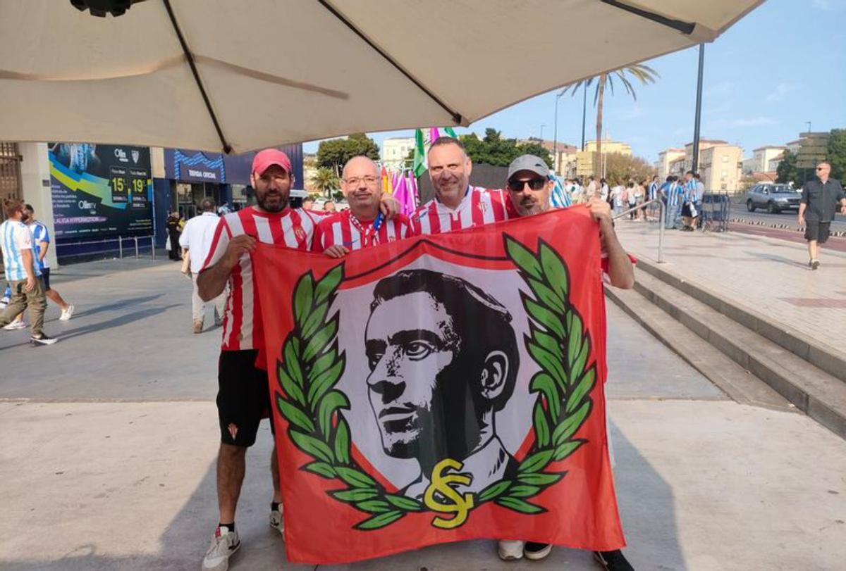 En la imagen de la izquierda, Alejandro, Suárez; en el centro, Belén Martínez y Julio Fernández; a la derecha, Aurelio Suárez, Choni García, Ángel Fernández y Roberto Alonso, de la peña X2. | LNE