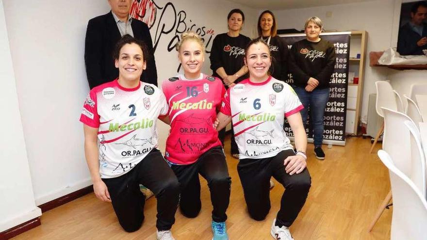 Ana Rodrigues, Estela Carrera y Estela Doiro, con las camisetas. // José Lores