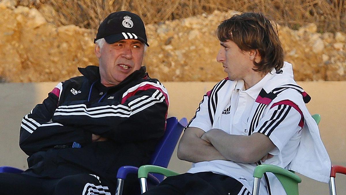 Ancelotti charla con Modric