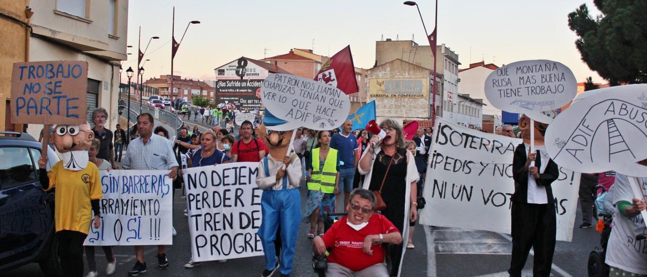 Protesta contra Adif. Unos 250 vecinos de Trobajo del Camino (León) han reanudado las movilizaciones que protagonizan cada semana, interrumpidas en verano, para reclamar el soterramiento de las vías del AVE a Asturias. | F. M.