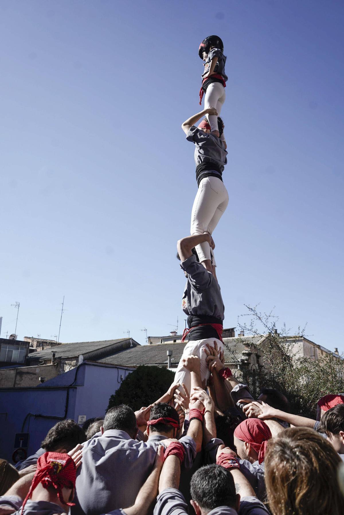 La pujada i baixada del pilar de quatre dels Tirallongues a Manresa