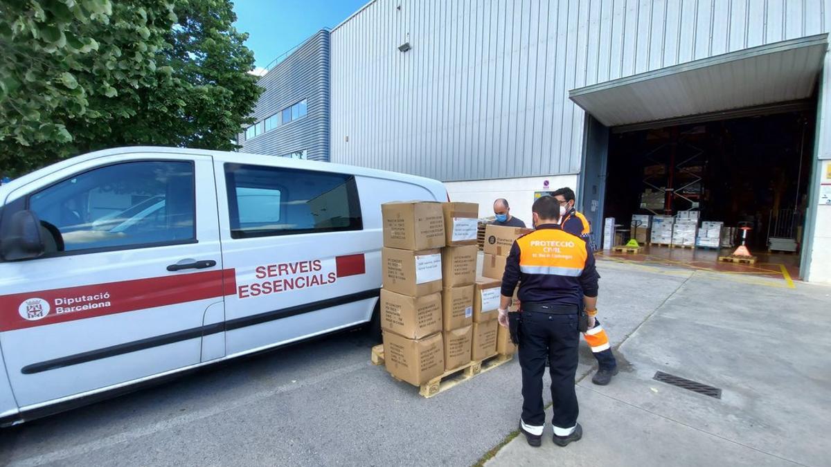 Donación de material para uso sanitario de la Diputació a sanitarios y policías de Sant Boi