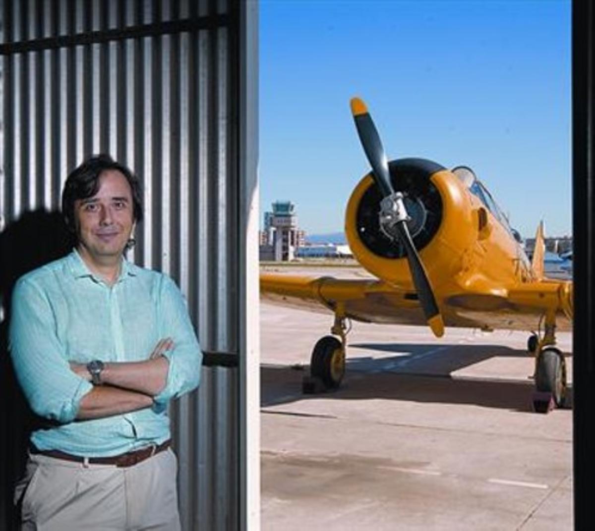 Daniel V. González, en un dels hangars de l’aeroport de Sabadell, dimecres passat.