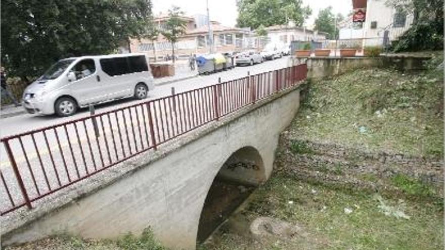 Una furgoneta passa per un pont sobre la riera Bullidors.