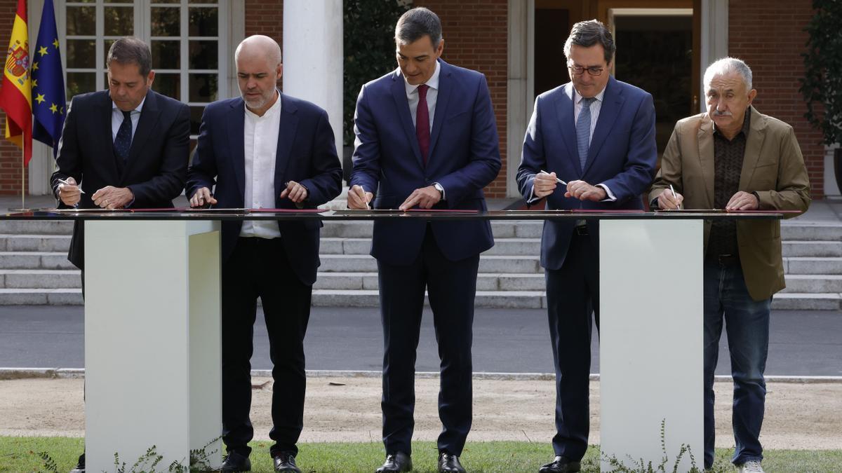 El presidente del Gobierno, Pedro Sánchez (c), firma junto a los representantes de la patronal y los sindicatos el nuevo acuerdo en materia de pensiones este miércoles en el Palacio de la Moncloa.