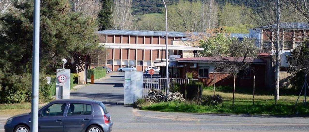 Acceso al sociosanitario de Plasencia, afectado por un brote de covid.