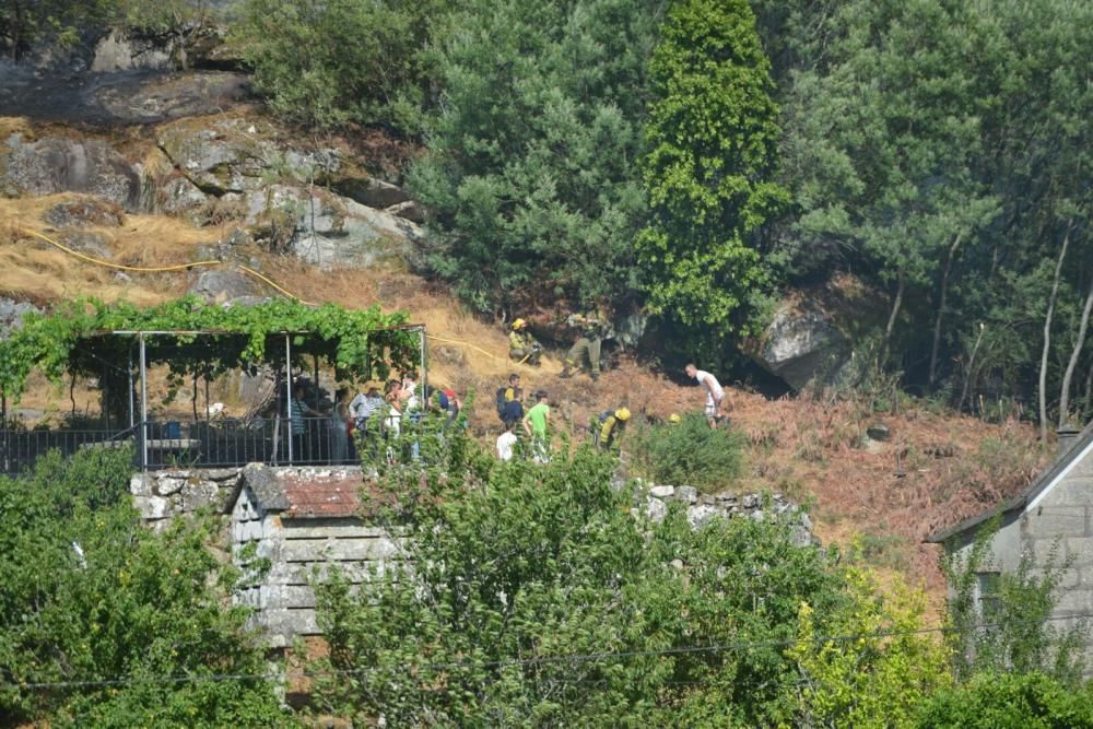 Un nuevo incendio en Pontesampaio hace saltar las alarmas // G.Santos