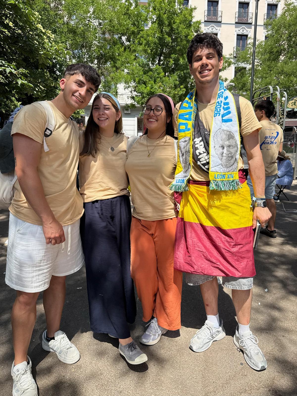 Cuatro de los jóvenes zamoranos que han viajado a Madrid para ver al papa León XIV.