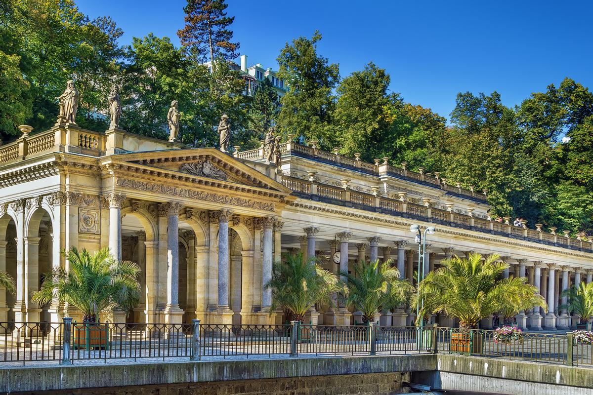 La ciudad que guarda sus manantiales bajo columnatas monumentales.
