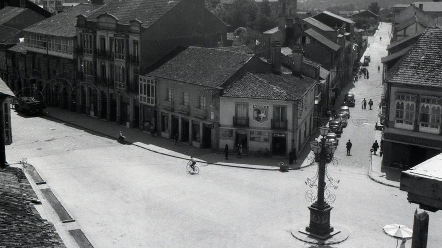 Imaxe antiga da Praza da Farola e a rúa Serafín Pazo.