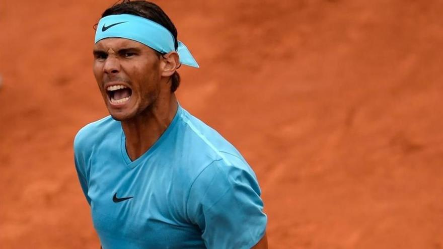 Nadal sufre bajo la lluvia en Roland Garros