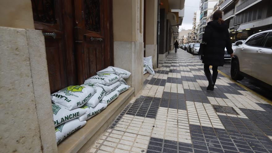 Coches en altura, comercios cerrados o viviendas protegidas con sacos de arena para hacer frente al nuevo episodio de lluvias en Algemesí