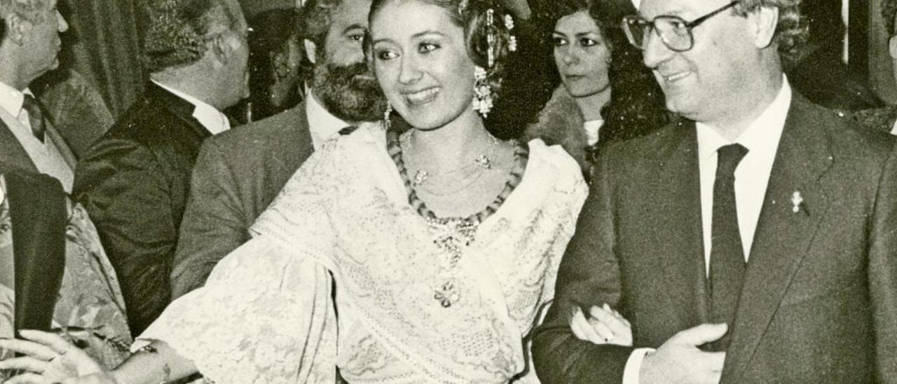 Mari Carmen Mollá accede al Teatro Principal del brazo de Ricard Pérez Casado.