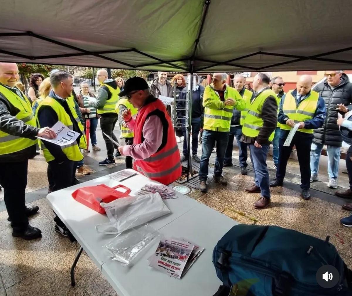 Concentración de conductores de autobús en el mercado semanal de Pola de Laviana