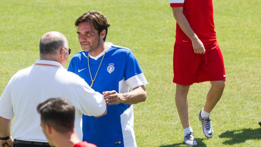 Ramírez saluda a Luque en el último entrenamiento del curso.