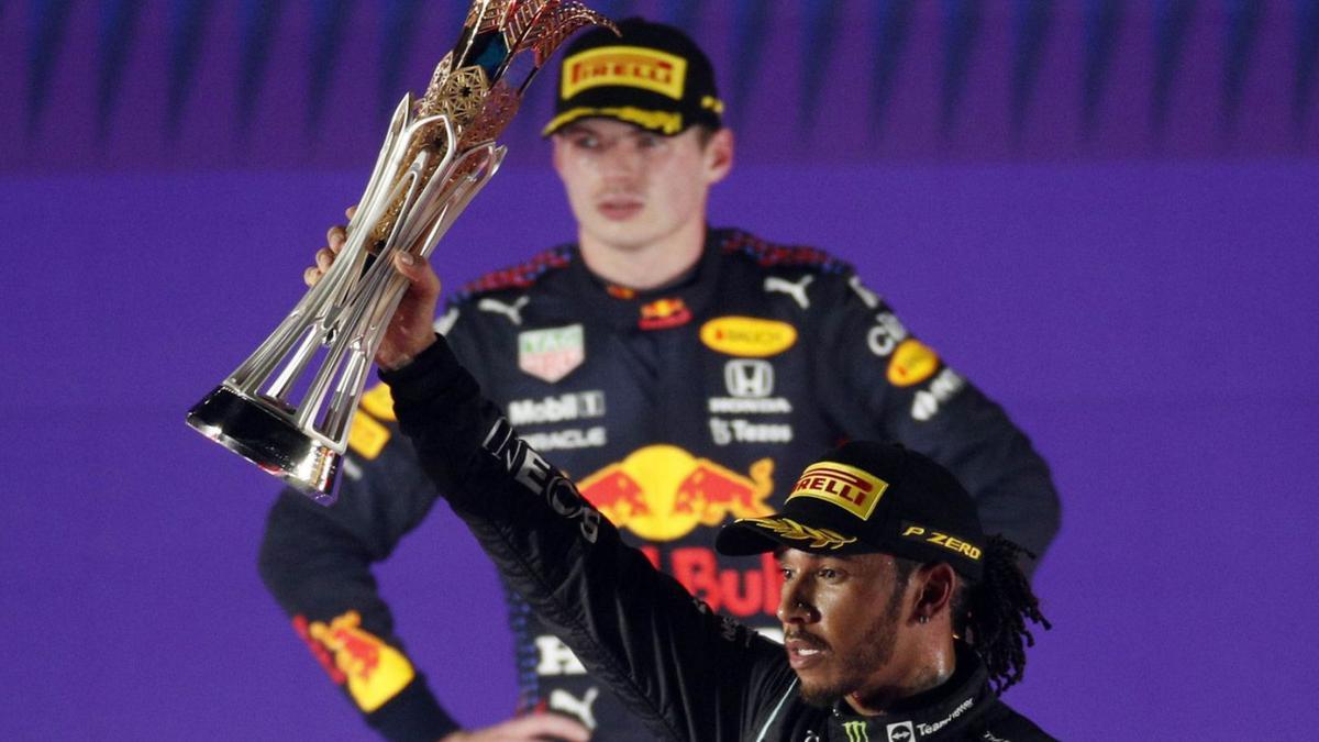 Hamilton celebra la victòria, amb Verstappen amb cara de circumstàncies al darrere. | REUTERS