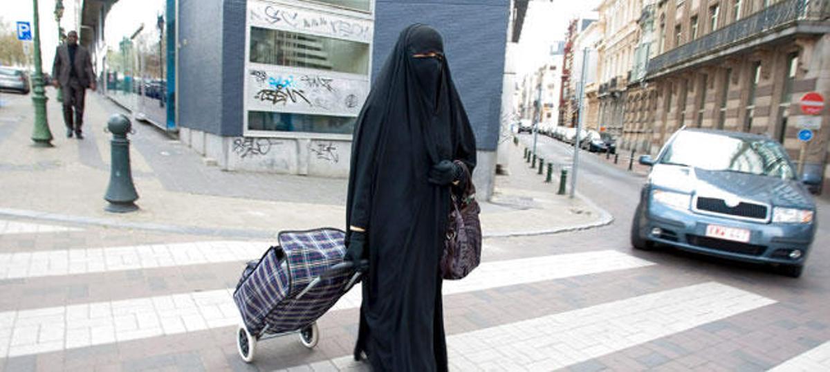 Una mujer con burka acude a hacer la compra.