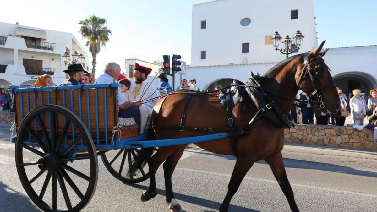 Desfile de carros en una fiesta de Sant Isidre. | J. A. RIERA