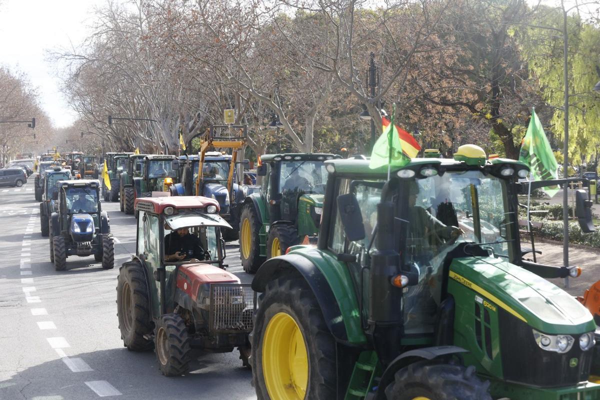 Colapso en las calles de València en el inicio de la tractorada por el acuerdo de la UE y el Mercosur