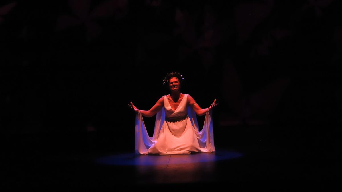 Rosa Lasierra, en el arranque de &#039;La mariposa de obsidiana&#039;, en el Teatro Principal de Zaragoza.