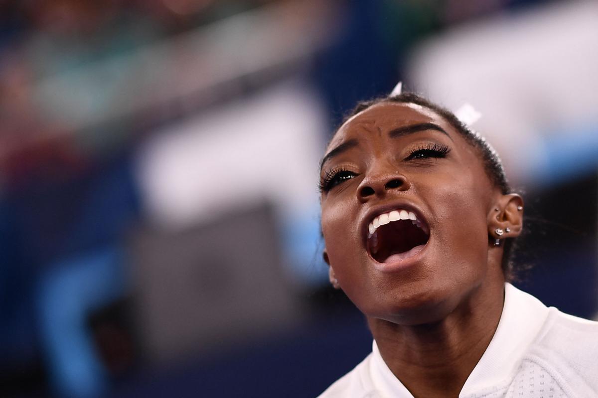 Simone Biles gesticula durante la final de gimnasia femenina por equipos.