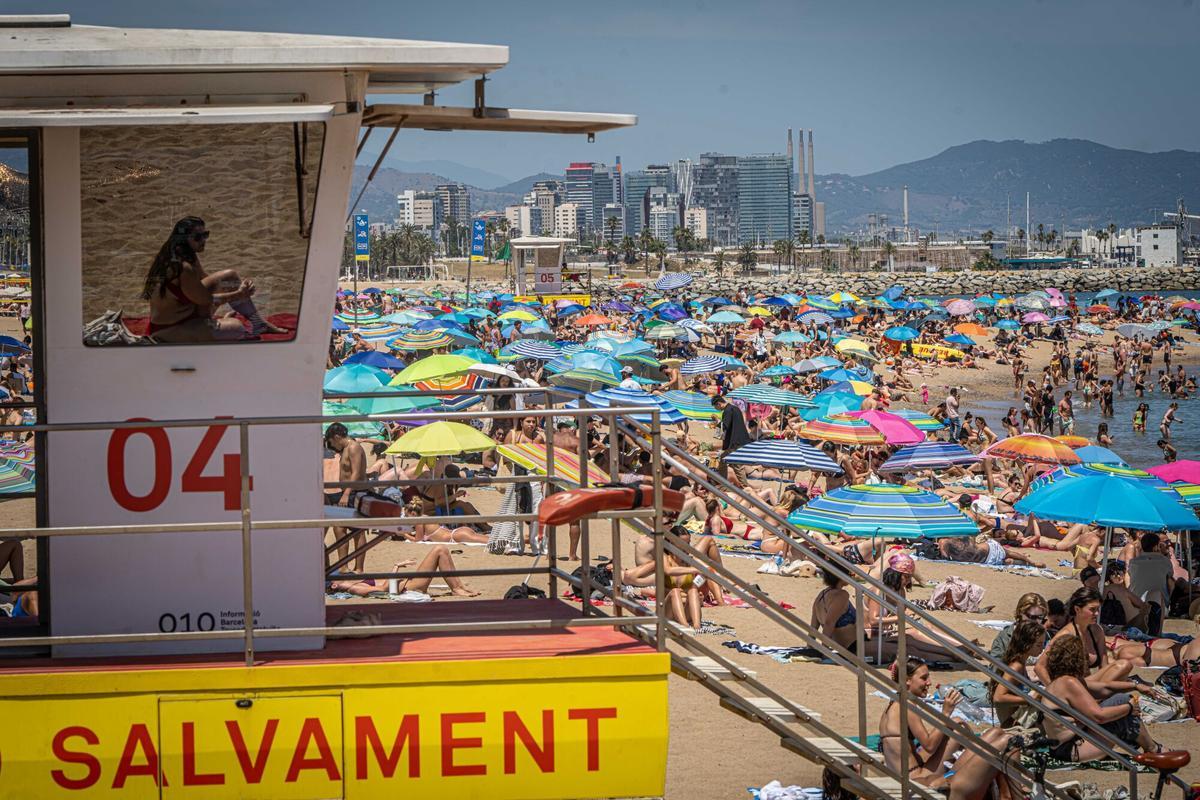 Las playas de Barcelona se llenan con el aumento de las temperaturas