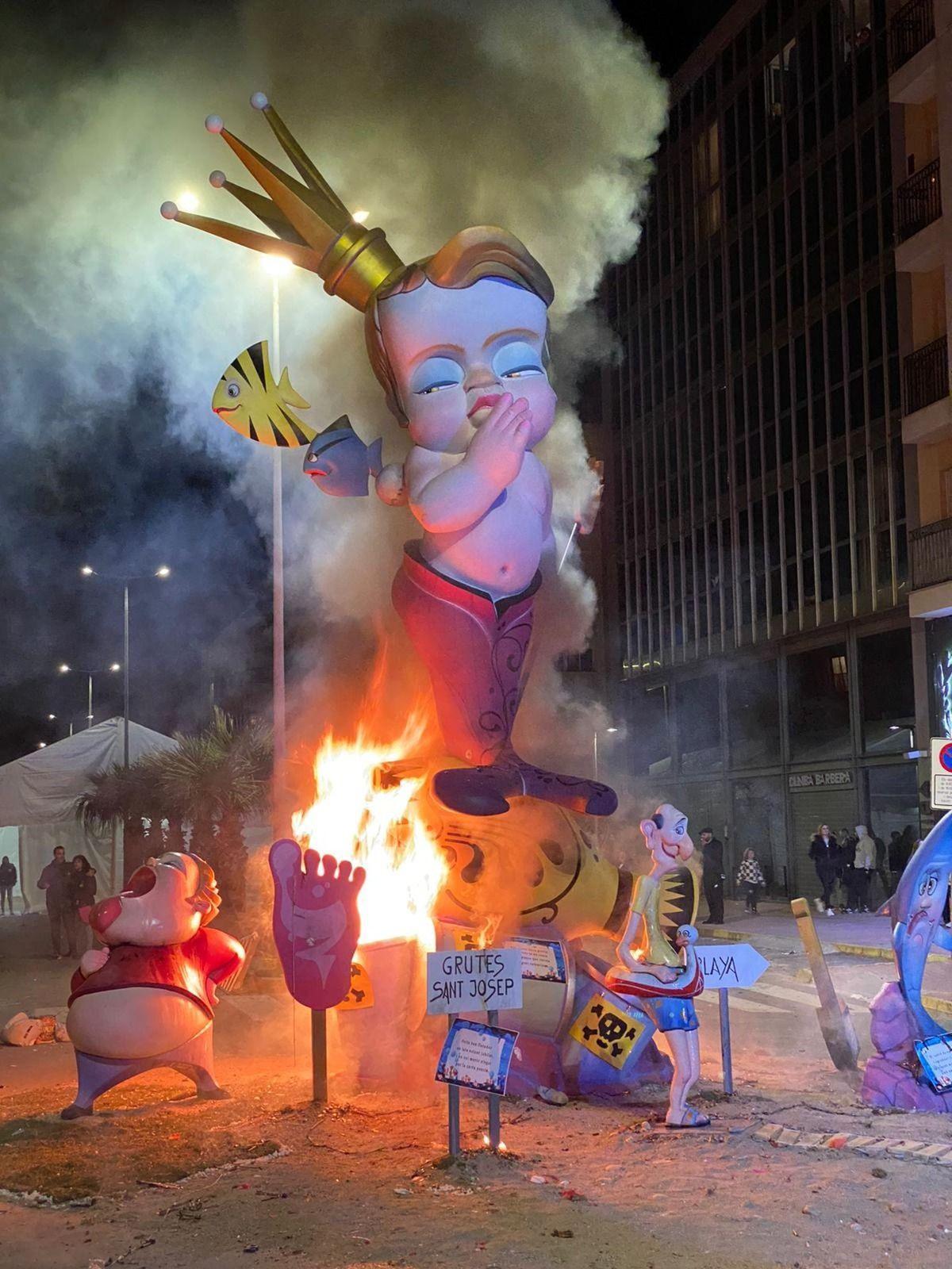 El fuego empieza a devorar la falla de Corts Valencianes de la Vall d'Uixó.