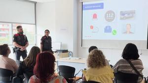 Una charla de Mossos a sanitarios