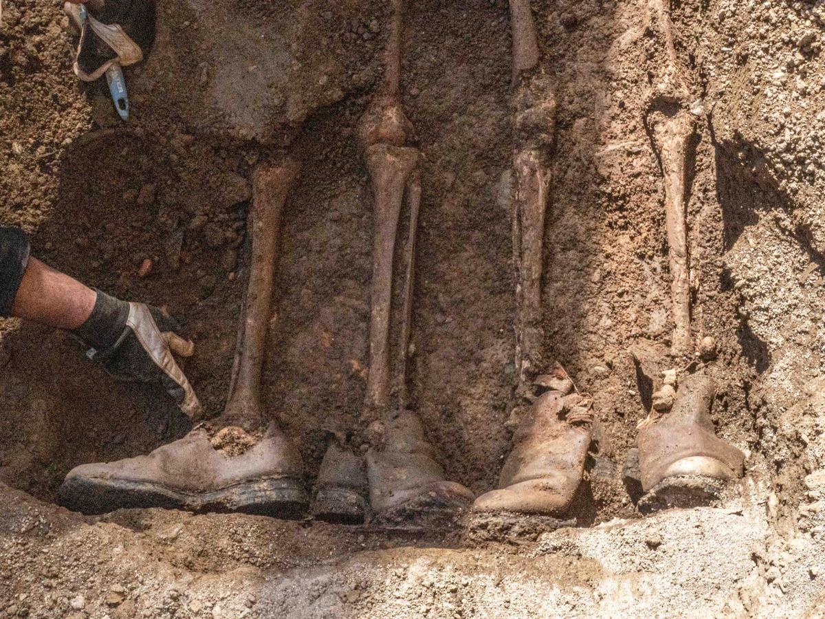 Exhumación en la fosa del cementerio de Visantoña (Mesía)