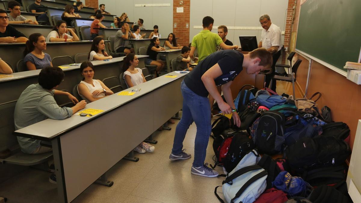 Estudiantes dejan sus mochilas antes de comenzar un examen de selectividad en la UPC