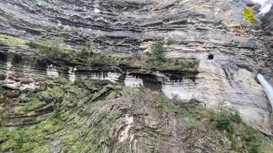 Espectacular rescate de la Guardia Civil de una montañera en la ferrata del Sorrosal