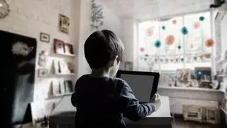 La regulación de las tabletas en clase que plantea el Principado (un "punto medio") y otra revuelta de padres en un gran colegio de Oviedo: "Interfieren en el hábito de esfuerzo"
