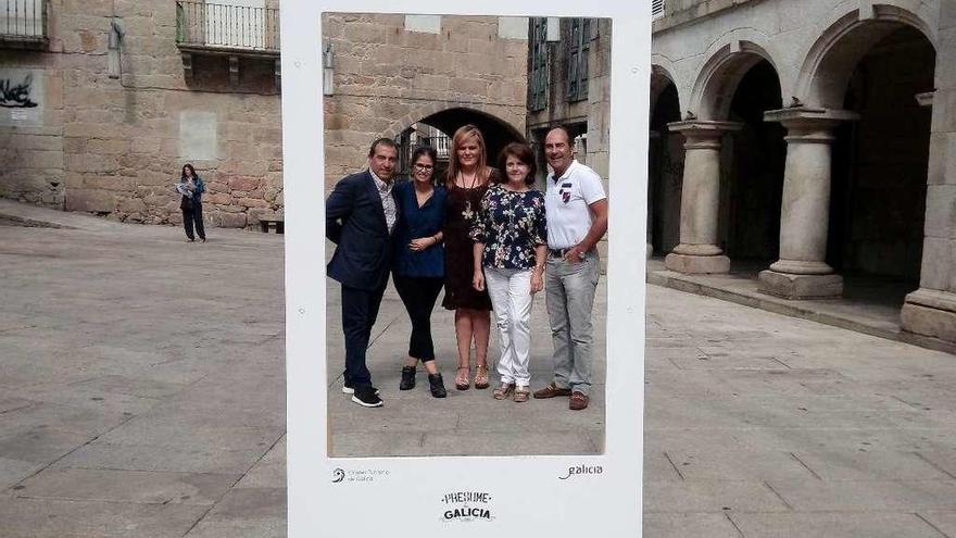 Autoridades posando en el marco de fotos para redes sociales de &quot;Presume de Galicia&quot;. // Rafa Vázquez