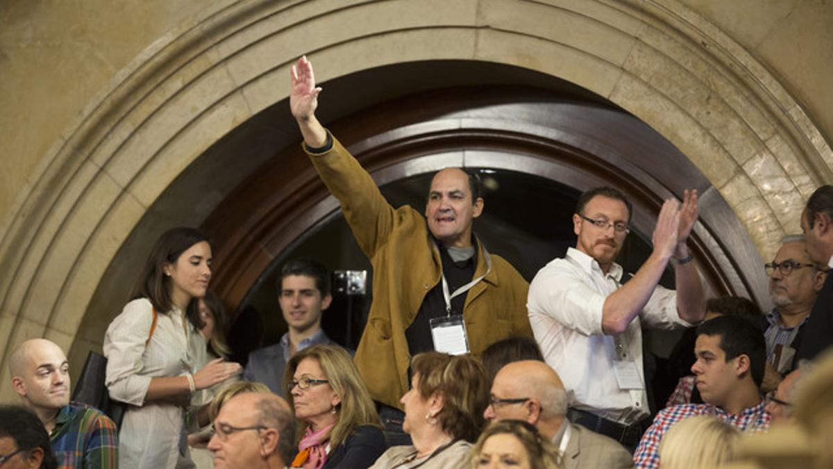 El Parlament veta sine die la entrada al invitado que hizo el saludo fascista