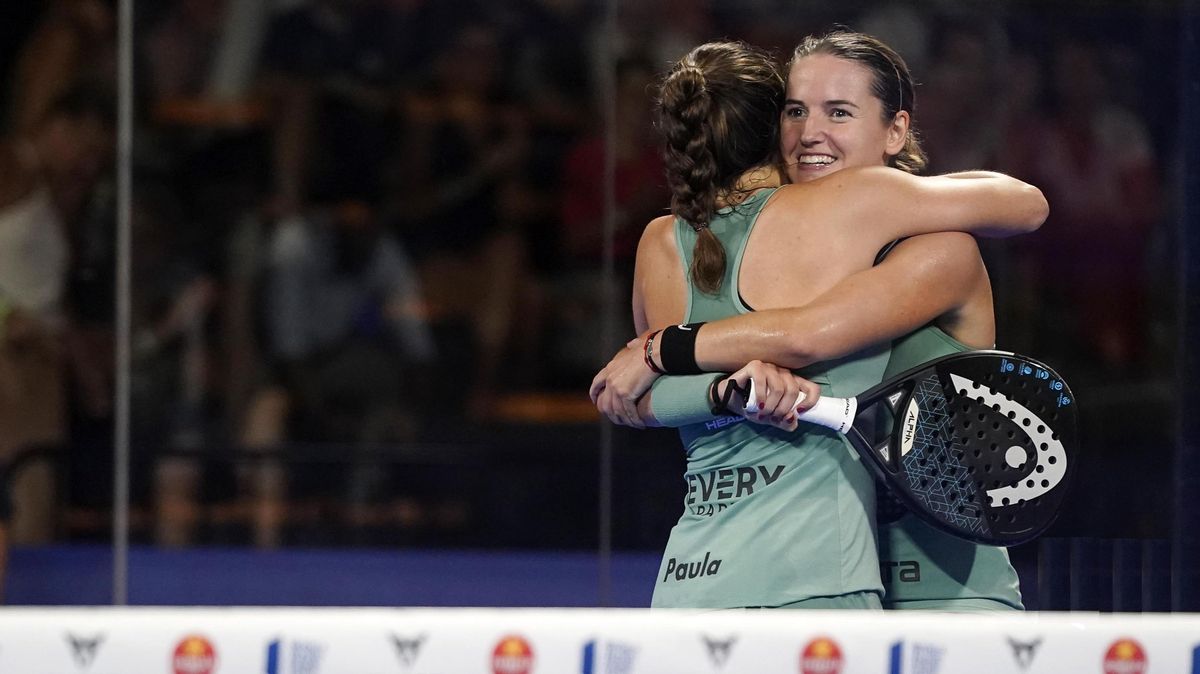 Paula Josemaría y Ariana Sánchez se abrazan tras ganar el duelo de semifinales.