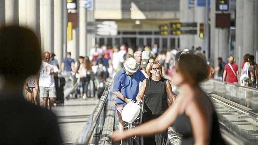 Pasajeros en el aeropuerto de Palma el pasado verano.