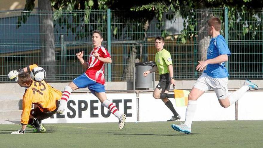 Gerard Bordas va aconseguir dissabte a Santa Coloma de Farners el primer gol amb el Manresa