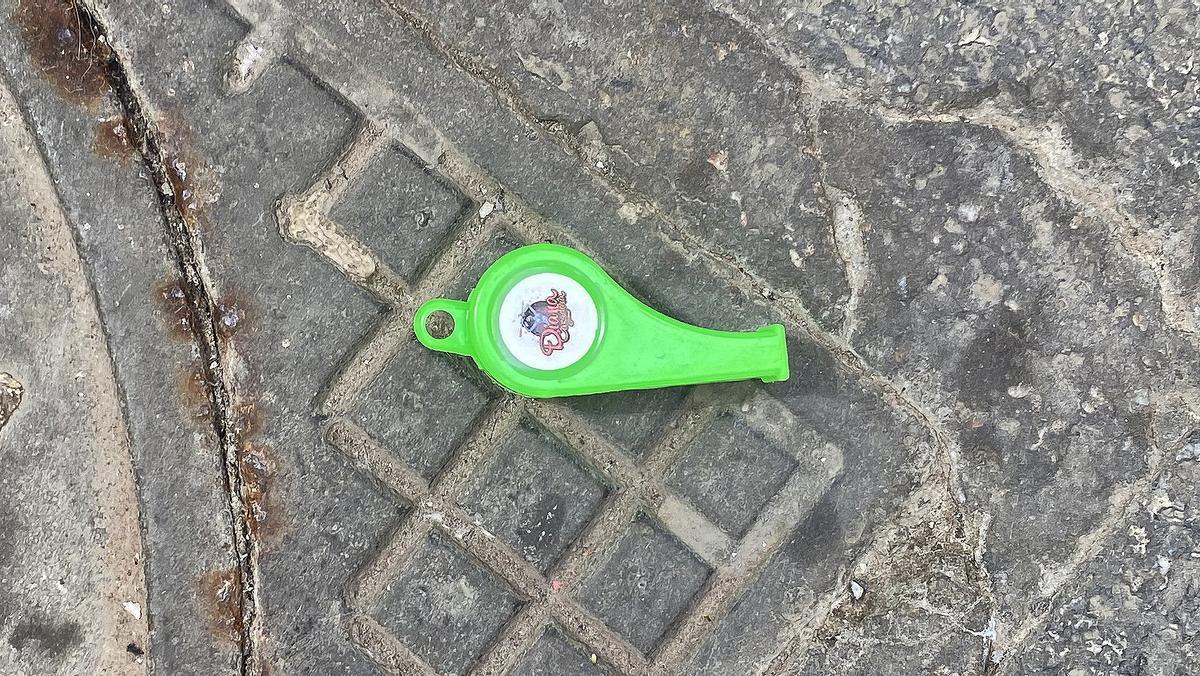 Un pito de plástico repartido en uno de los desfiles de las Fiestas de Primavera de Murcia.