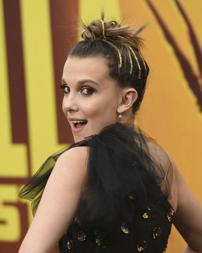 Millie Bobby Brown con peinado a base de gomas elásticas doradas