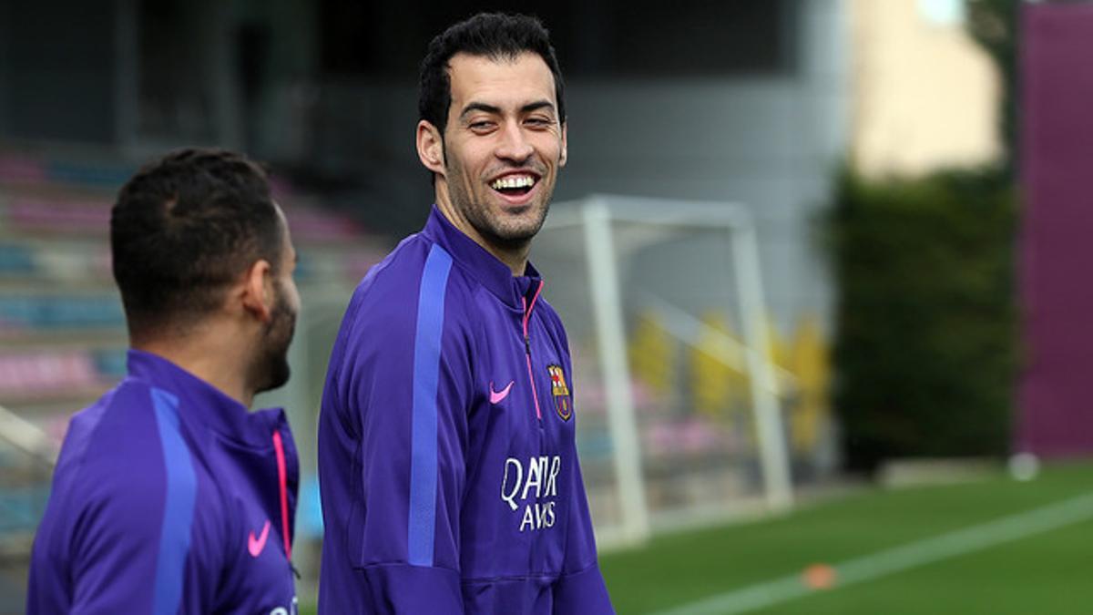 Busquets conversa con Douglas durante el entrenamiento en la ciudad deportiva