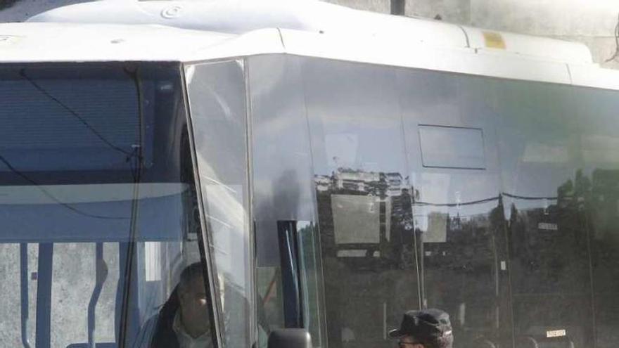 Un guardia civil, durante el registro de Monbus en Pontevedra. // S. A.